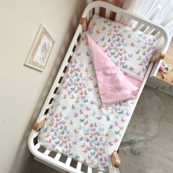 Set de lenjerie pentru pătuț bebeluș, 3 piese, model Fluturi roz și mentă